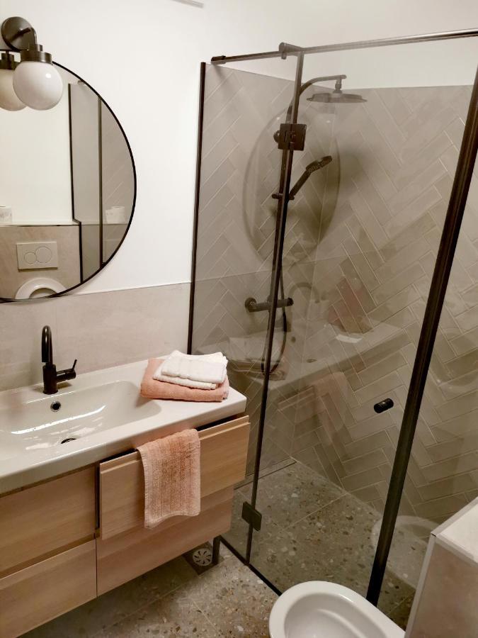 Rainbow Apartment, Koper Luaran gambar